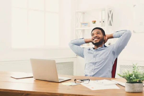 Relajado hombre de negocios negro en la oficina blanca moderna —  Fotos de Stock