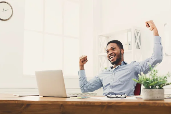 Un homme d'affaires heureux gagne. Gagnant, homme noir au bureau — Photo