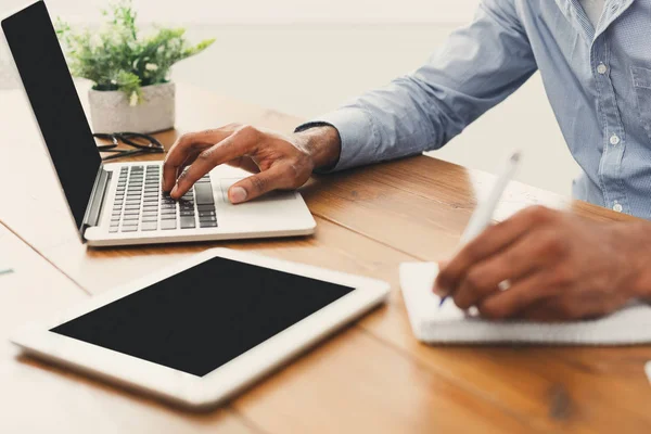 Empresario afroamericano trabajando en tableta — Foto de Stock