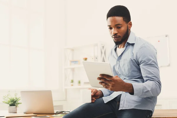 Mujer de negocios que trabaja en tableta digital —  Fotos de Stock