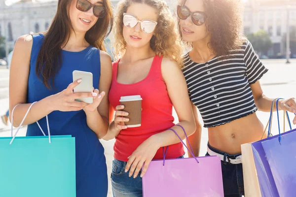 Amigos femininos felizes com smartphone ao ar livre — Fotografia de Stock