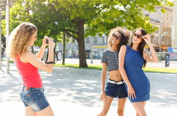 Gelukkig meisjes met camera buiten in de stad — Stockfoto