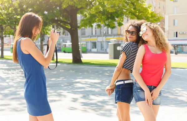 Meninas felizes com câmera ao ar livre na cidade — Fotografia de Stock