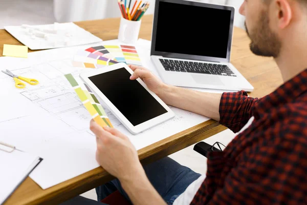 Joven diseñador trabajando con la paleta de colores de oficina — Foto de Stock