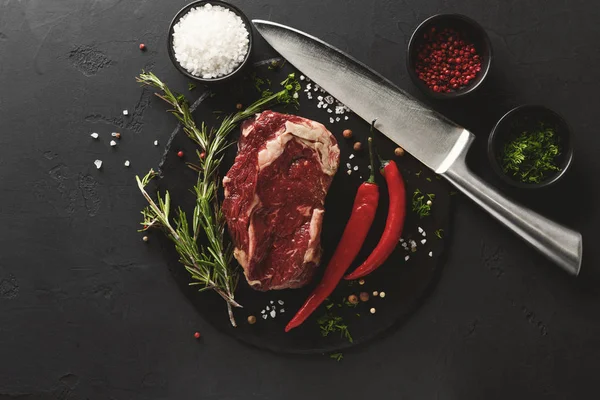 Bifteck Cru Aux Herbes Couteau Gros Plan Ingrédients Cuisine Pour — Photo