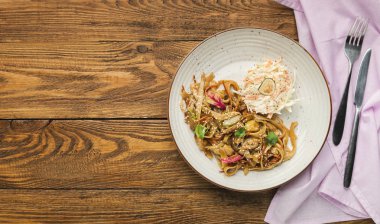 Çeşitli sebzeli Udon erişte