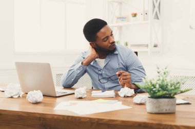 Overworking Afrikalı-Amerikalı işçi işyerinde