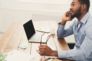 Cep telefonu üzerinde konuşurken genç siyah işadamı
