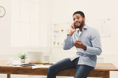 Genç siyah işadamı olan telefon konuşma