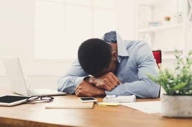 Overworking siyah işadamı dizüstü bilgisayar ile uyku