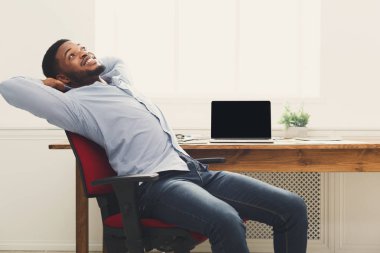 Modern beyaz ofiste rahat siyah işadamı