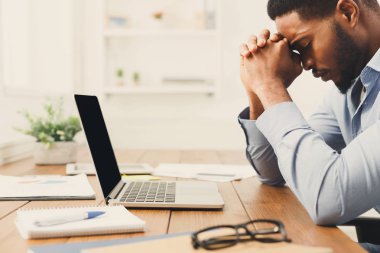 Overworking Afrikalı-Amerikalı işçi işyerinde