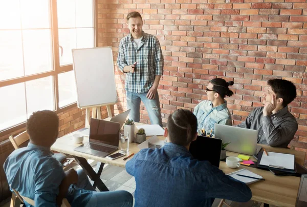 Top-Manager stellt sich Kollegen vor — Stockfoto