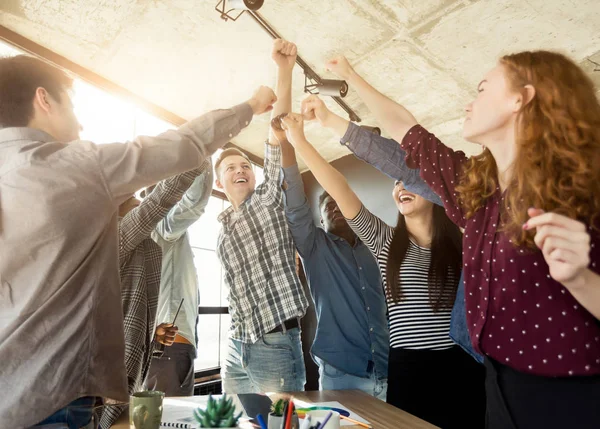 Joven equipo de negocios disfrutando del éxito en la oficina —  Fotos de Stock