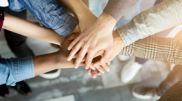 Grupp vänner som håller varandra i handen — Stockfoto