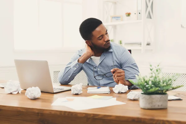 Trabajar en exceso empleado afroamericano en el lugar de trabajo —  Fotos de Stock