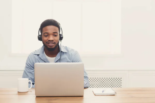 Call center operator man met hoofdtelefoon werken — Stockfoto