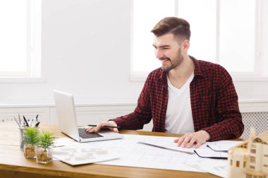 Genç mimar ofis planları ile çalışma