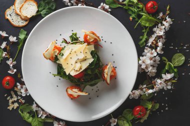 Siyah arka plan üzerine beyaz plaka restoran yemek