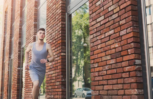 Joven corriendo en espacio de copia de la ciudad —  Fotos de Stock