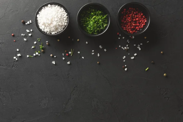 Especias diversas en platos sobre fondo negro —  Fotos de Stock