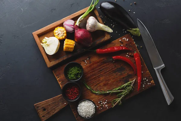 Ahşap masa ve koyu arka plan üzerinde çeşitli baharatlar