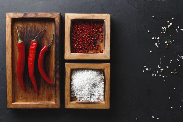 Çeşitli baharat ve ahşap kutular içinde biber