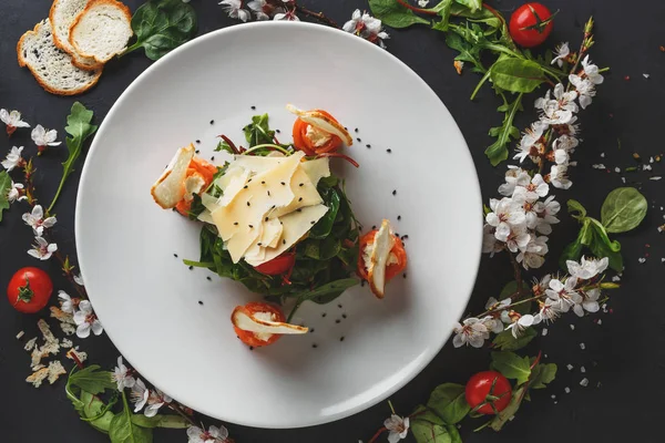 Siyah arka plan üzerine beyaz plaka restoran yemek