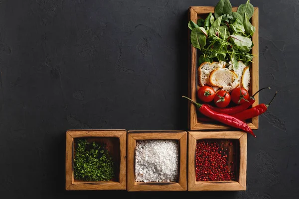 Yemek malzemeler ve ahşap kutular içinde baharatlar