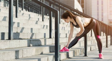 Önce eğitim germe sportif kadın runner