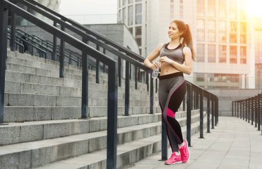 Geri kalan eğitimden sonra Stadı'nda olan slim kadın