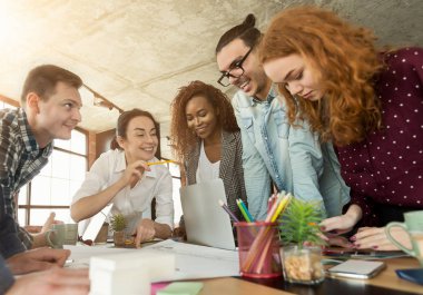 Grup Genç meslektaşlarının ofiste beyin fırtınası
