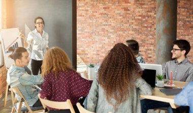 Üst yönetici arkadaşları için sunu yapma