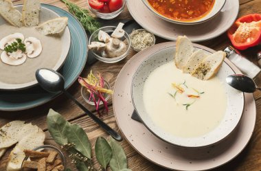 Ahşap masa üzerinde üç farklı Çorbalar