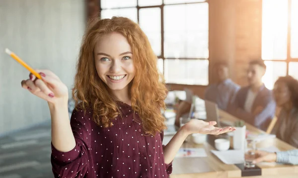 Joyeux rousse femme debout au tableau blanc — Photo