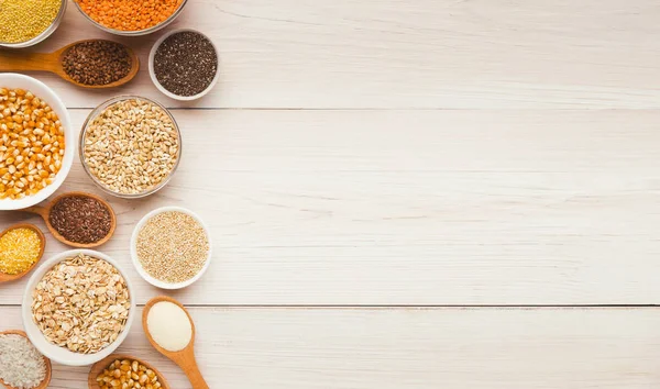 Getreide- und Hülsenfrüchte-Sortiment auf Holztisch — Stockfoto