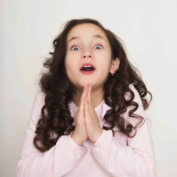 Aorable surprised little girl i — Stock Photo, Image