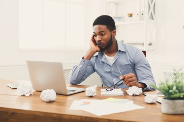 Overworking Afrikalı-Amerikalı işçi işyerinde
