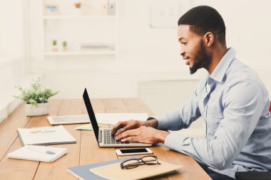 Genç siyah işadamı laptop ile çalışma