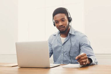 Merkezi operatörü adamı kulaklık çalışma ile ara