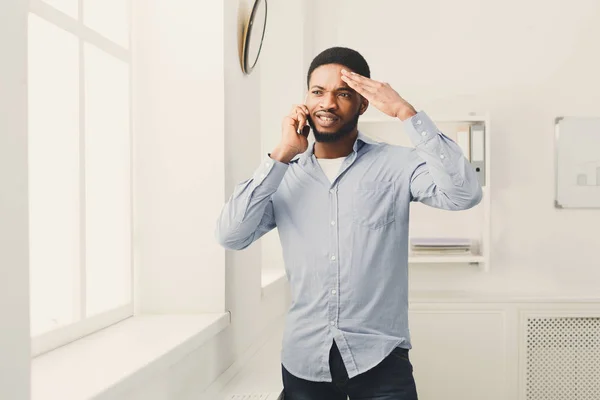 Podnikatel telefon mluví o telefonu poblíž okna — Stock fotografie