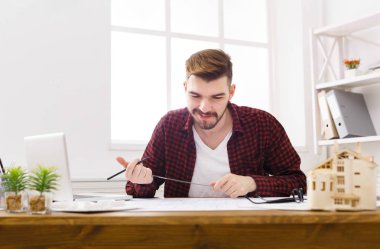 Genç mimar ofis planları ile çalışma