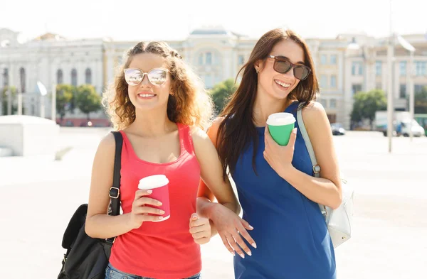 Meninas felizes com tirar café ao ar livre — Fotografia de Stock