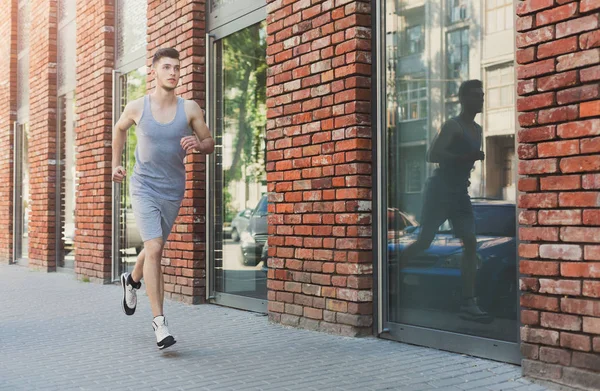 Junger Mann läuft in Kopierraum der Stadt — Stockfoto