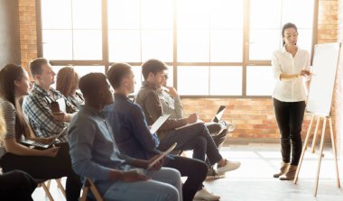 Beyaz tahta kuralları açıklayan yakın öğretmen