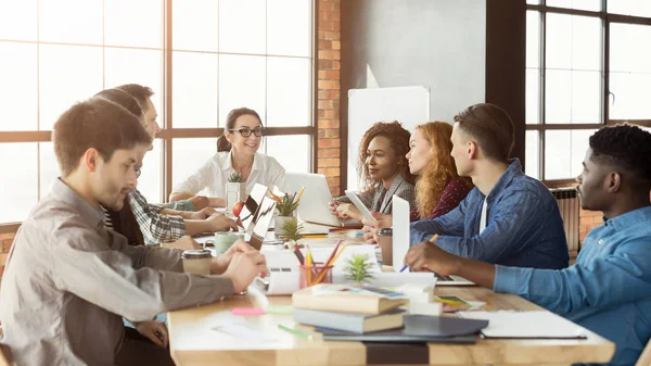 Gruppen av unga designers som arbetar med projektet — Stockfoto