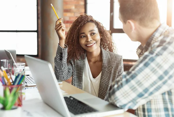 Fille noire parlant au professeur à l'université — Photo