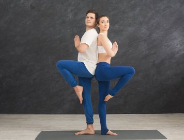 Çift eğitim yoga denge poz, sırt sırta