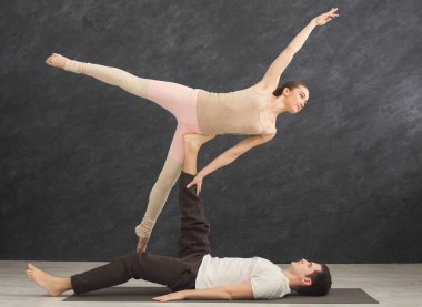 Genç çift acroyoga mat birlikte pratik