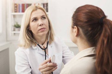 Doktor stetoskop kontrol hasta kalp yendi